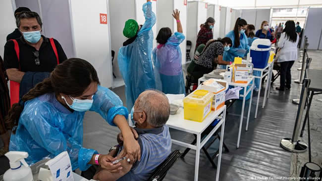 El Exito de la Vacunación Aumenta la Pandemia 