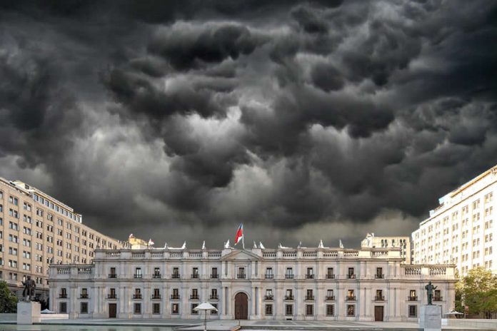 moneda_nubarrones El pinochetista José Antonio Kast asumirá la presidencia el 11 de marzo: Chile regresa a las tinieblas